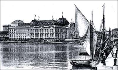 Un canot amarr� dans le port de Trouville sur Mer